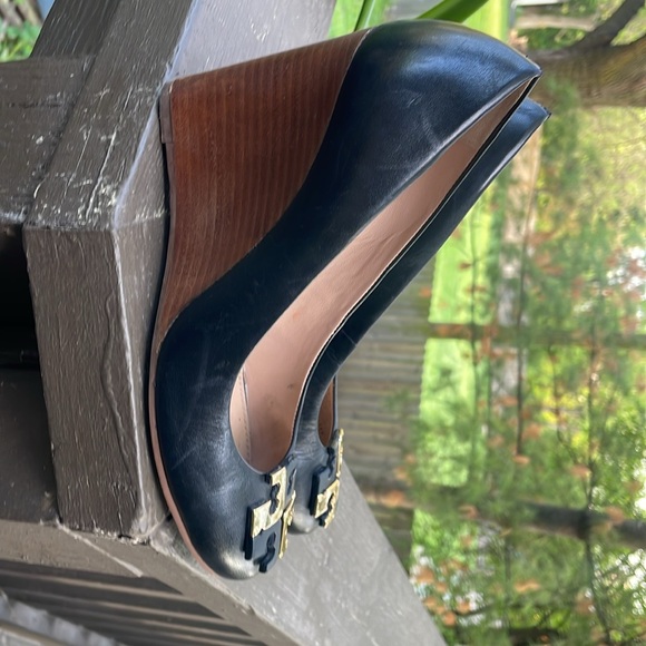 Tory Burch Black and Gold Flats with Elegant Design - Picture 3 of 4